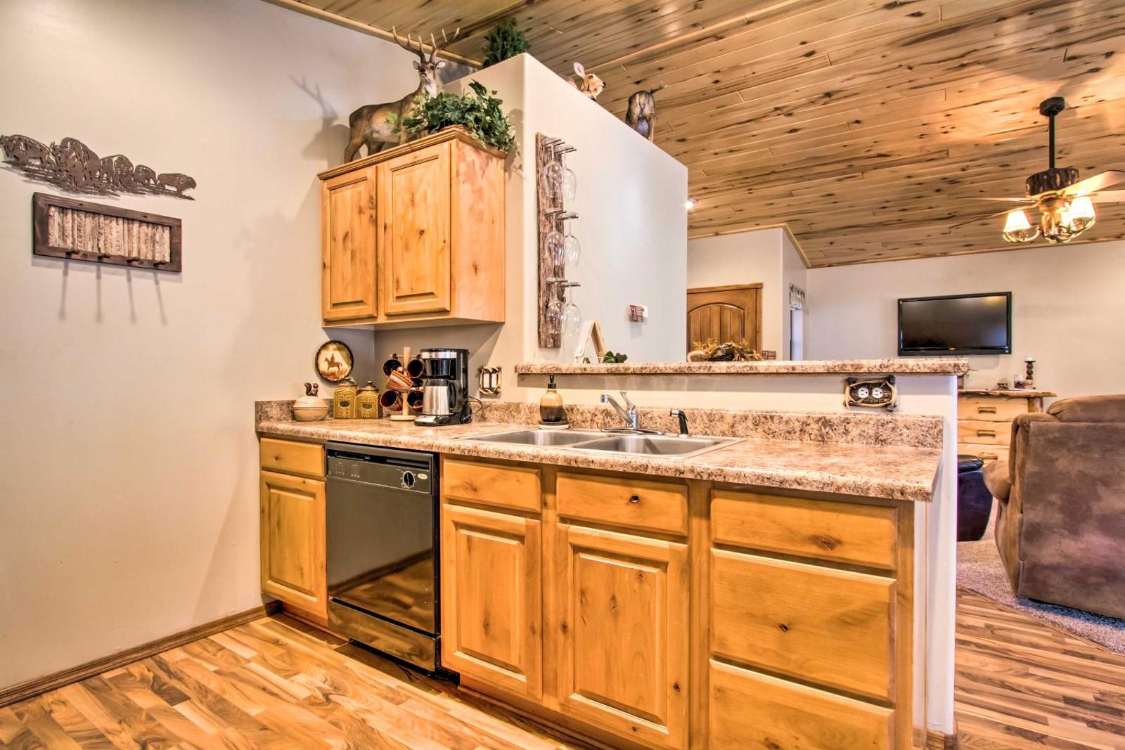 Honeybear Hollow Romantic Getaway Cabin in Forest! Main image 1